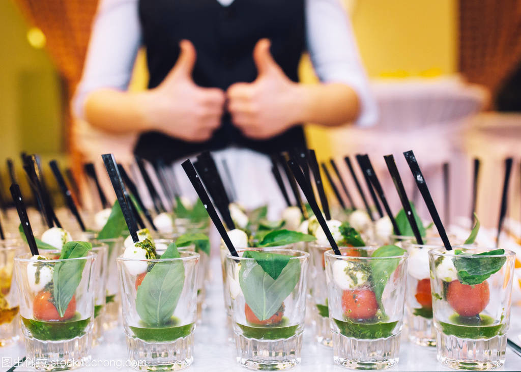 餐飲服務中的核心 侍者角色及其重要性